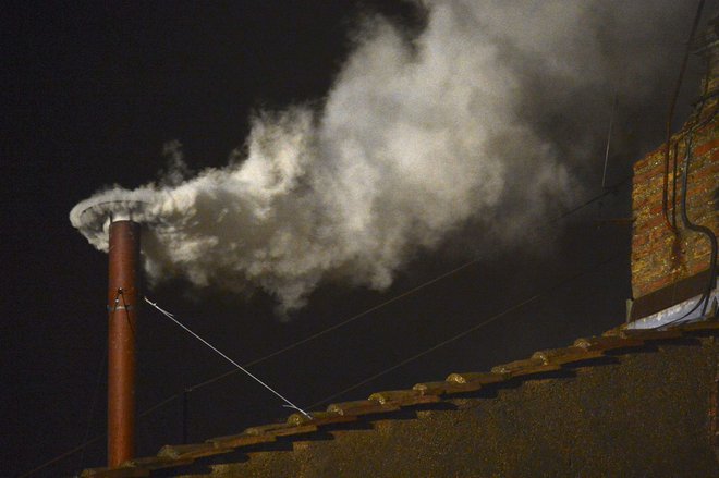 Ko kardinali izberejo papeža, se iz Sikstinske kapele pokadi bel dim. FOTO: Dylan Martinez/REUTERS