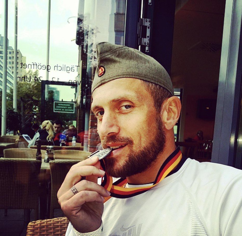 Fotografija: Vzhodni Berlin ga je prevzel, zato si je po pretečenem maratonu kupil spominek. FOTO: osebni arhiv/instagram