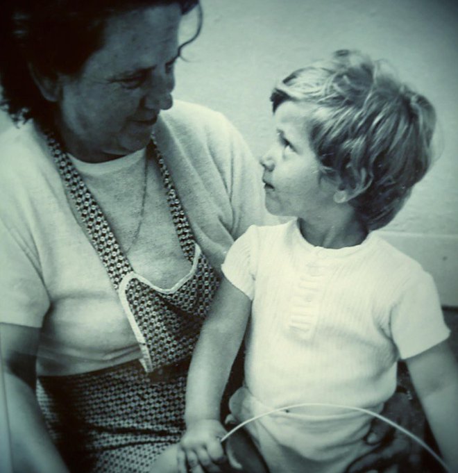 V naročju najprijaznejše babice na svetu. FOTO: osebni arhiv/instagram