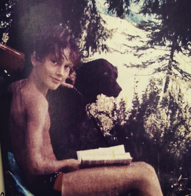 Knjiga in štirinožni prijatelj sta mu v otroštvu krajšala čas. FOTO: osebni arhiv/instagram
