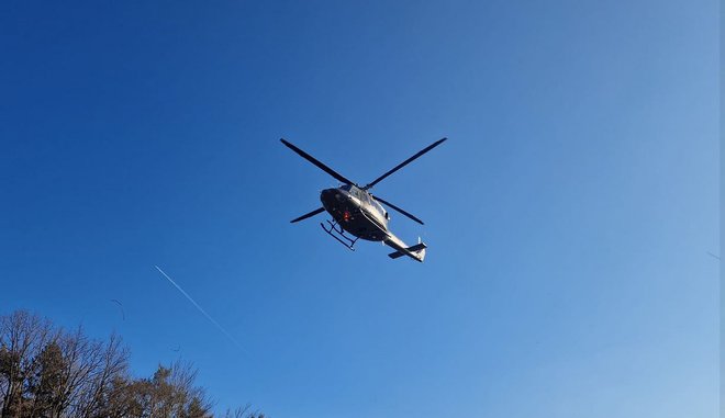 Gasilci so pomagali pri prenosu poškodovane osebe do helikopterja. FOTO: Gasilska Enota Lokavec