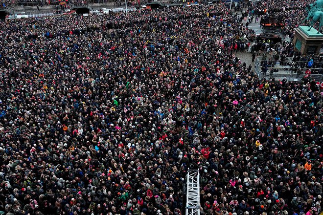 Množica ljudi ob slovestnosti FOTO: Ritzau Scanpix Denmark Via Reuters