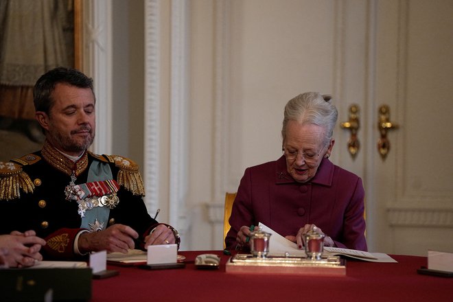 Danska kraljica Margareta II. ob podpisu odstopa.  FOTO: Ritzau Scanpix Denmark Via Reuters