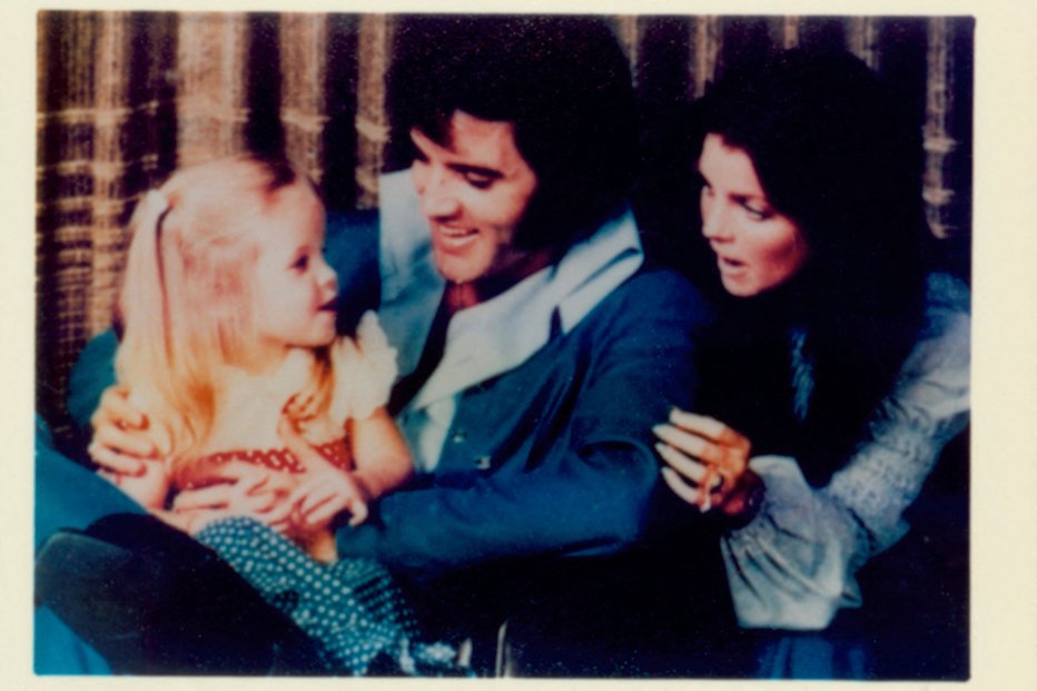 Fotografija: Lisa Marie z očetom Elvisom in mamo Priscillo leta 1970 FOTO: Reuters