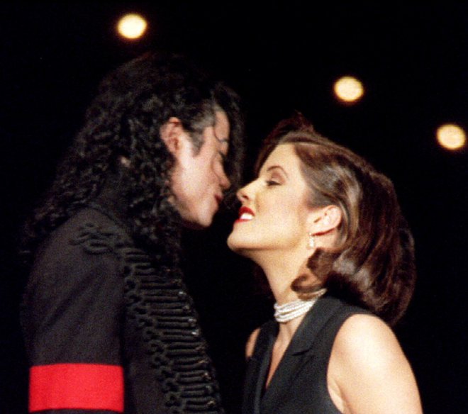 Zakon med Michaelom Jacksonom in Liso Marie Presley je polnil strani tabloidov. FOTO: Mark Cardwell/Reuters
