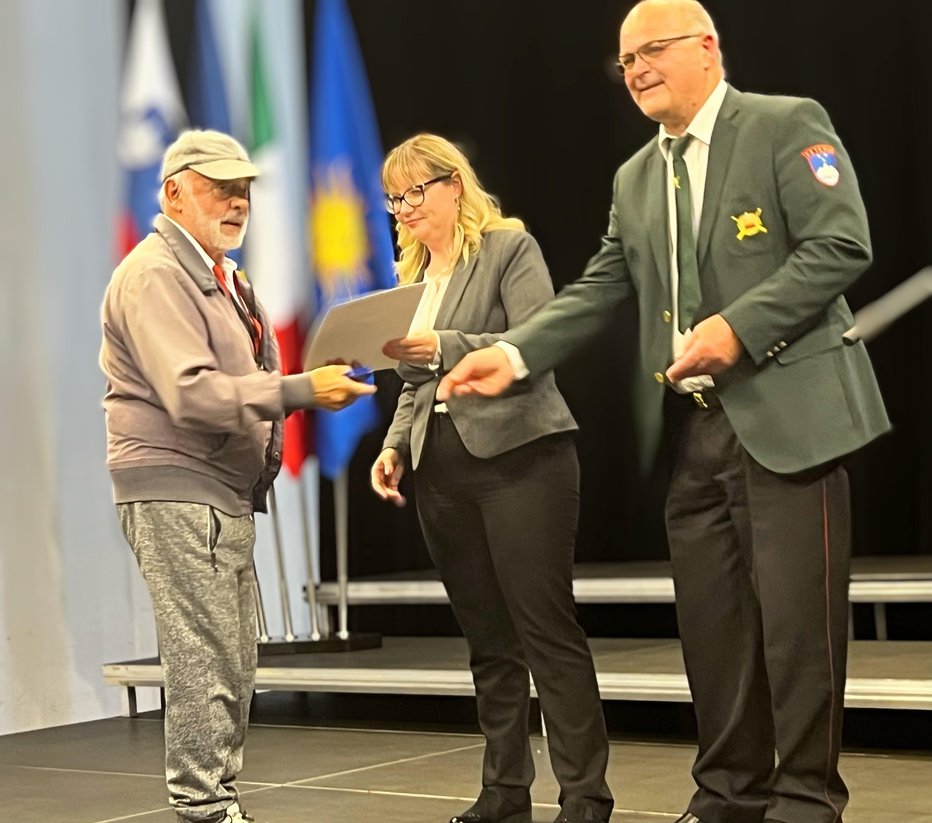 Fotografija: Območno združenje veteranov vojne za Slovenijo slovenska Istra mu je podelilo spominsko medaljo. FOTOGRAFIJE: Moni Černe