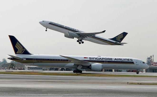 Potovala sta z letalom Singapore Airlines. FOTO: Edgar Su Reuters