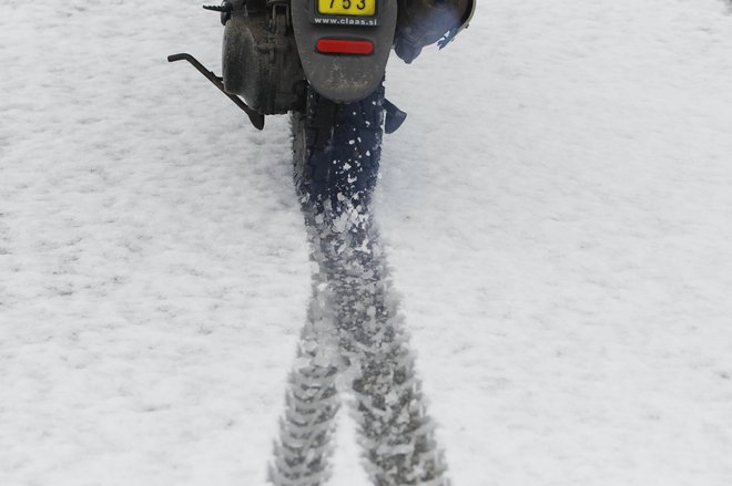 Nekateri proizvajalci pnevmatik imajo v programu tudi zimske M+S za motocikle in skuterje. FOTO: Leon Vidic