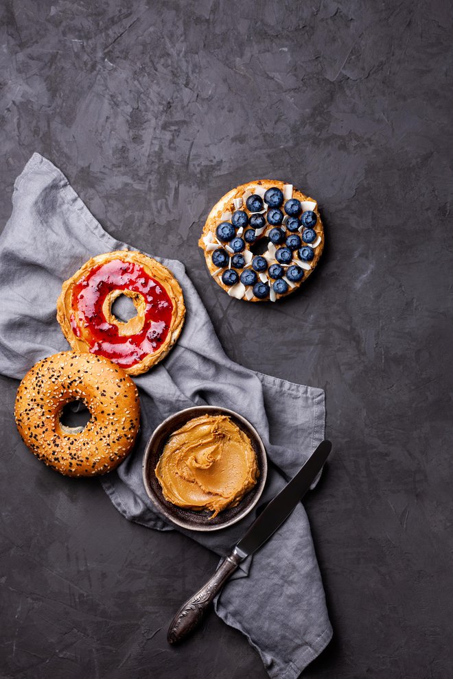 Priljubljenost baglov je močno povezan s tem, da se tako lepo ujemajo z različnimi namazi: slanimi ali sladkimi, tudi za nas nenavadnimi, kot je arašidovo maslo z marmelado. FOTO: Darya Arnautova/Getty Images