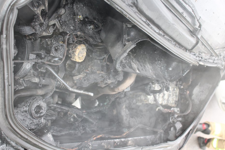 Fotografija: Ogenj je uničil vozilo. FOTO: PU Murska Sobota
