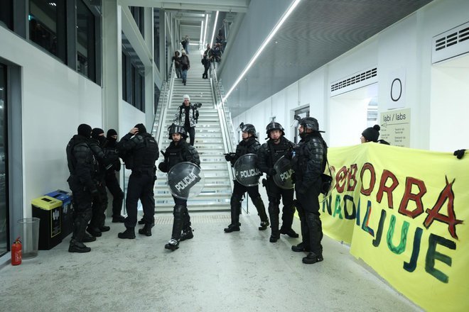 Fotografija: Posredovati je morala posebna policijska enota. FOTO: Črt Piksi
