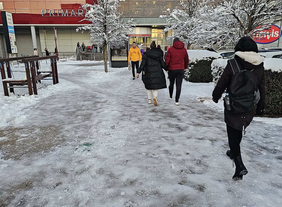 Fotografija: Poledenele poti za pešce v nakupovalnem središču v Ljubljani. FOTO: Bralec Bogdan