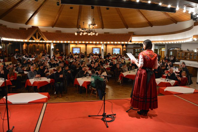 Tako polna je bila dvorana v gostilni Avsenik minuli vikend, ko je potekalo 17. mednarodno tekmovanje za nagrado avsenik. FOTO: Arhiv Avsenik