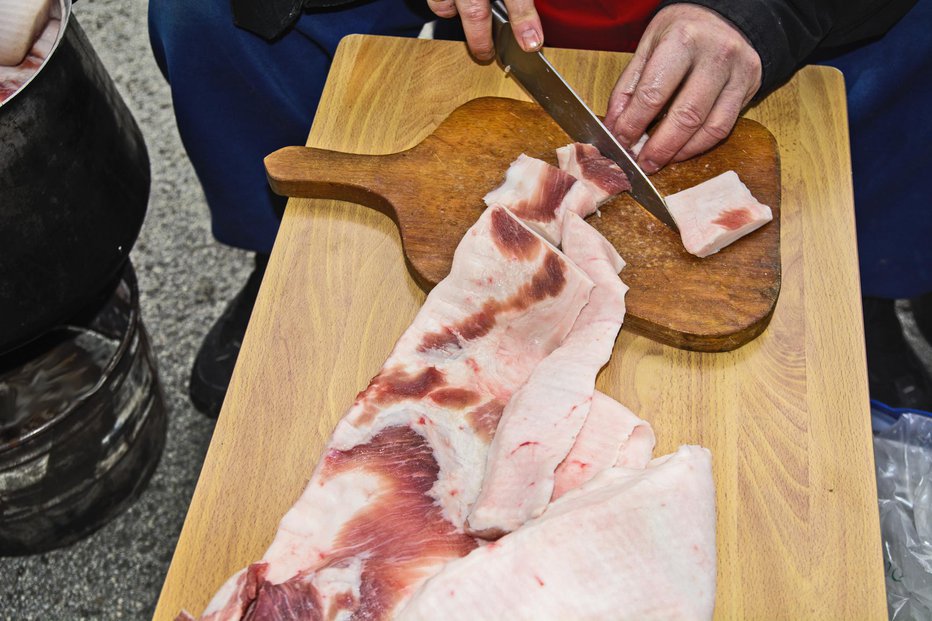 Fotografija: Pripravimo jih iz čiste ali mesnate slanine. FOTO: Banedeki/Getty Images