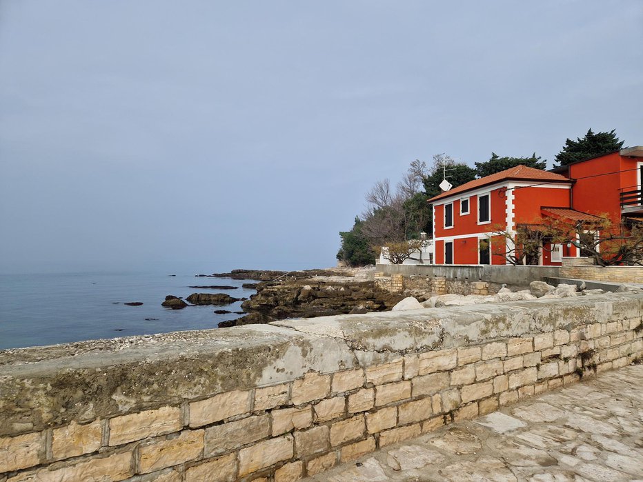 Fotografija: red house by the sea FOTO: Ales Sirec Getty Images