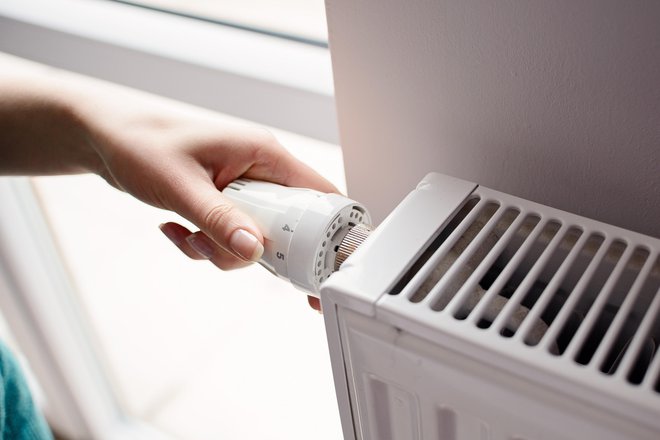Temperaturo prilagodite namembnosti prostora, za radiator namestite alufolijo. FOTO: Djedzura/Getty Images