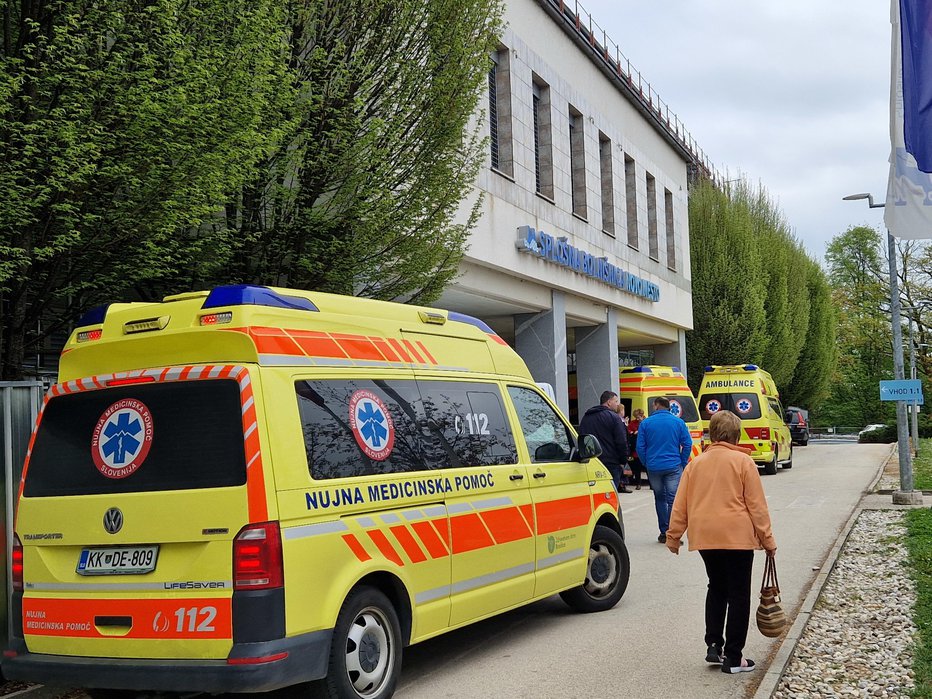 Fotografija: Enainšestdesetletnega pacienta so z reševalnim vozilom odpeljali na nadaljnje zdravljenje v Ljubljano. FOTO: Tanja Jakše Gazvoda