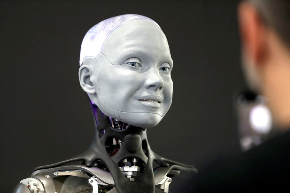 Fotografija: Bo Ameca, eden od najbolj naprednih humanoidnih robotov, v prihodnosti vedel, o čem razmišljamo? FOTO: Steve Marcus/Reuters