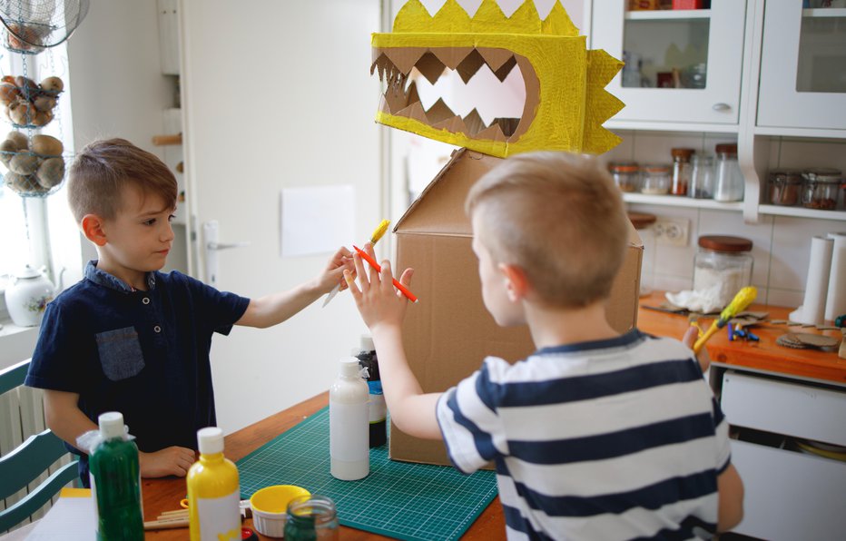 Fotografija: Z nekaj spretnosti in domišljije, pri čemer otroci z veseljem sodelujejo, lahko škatla postane dinozaver. FOTO: Stockrocket/Getty Images