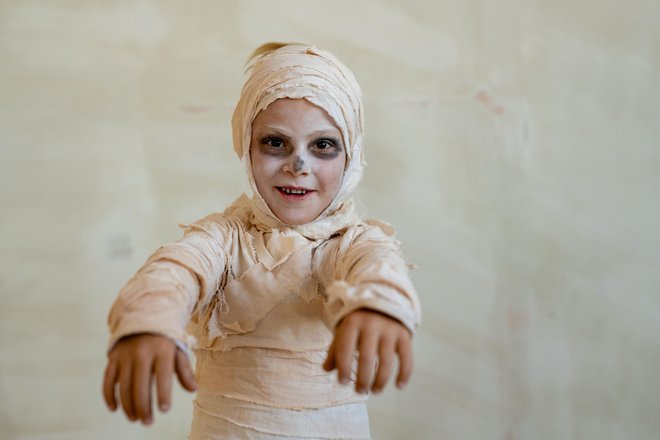 Za odlično mumijo so dovolj že povoji, bela barva za obraz in črn svinčnik za oči. FOTO: Shironosov/Getty Images