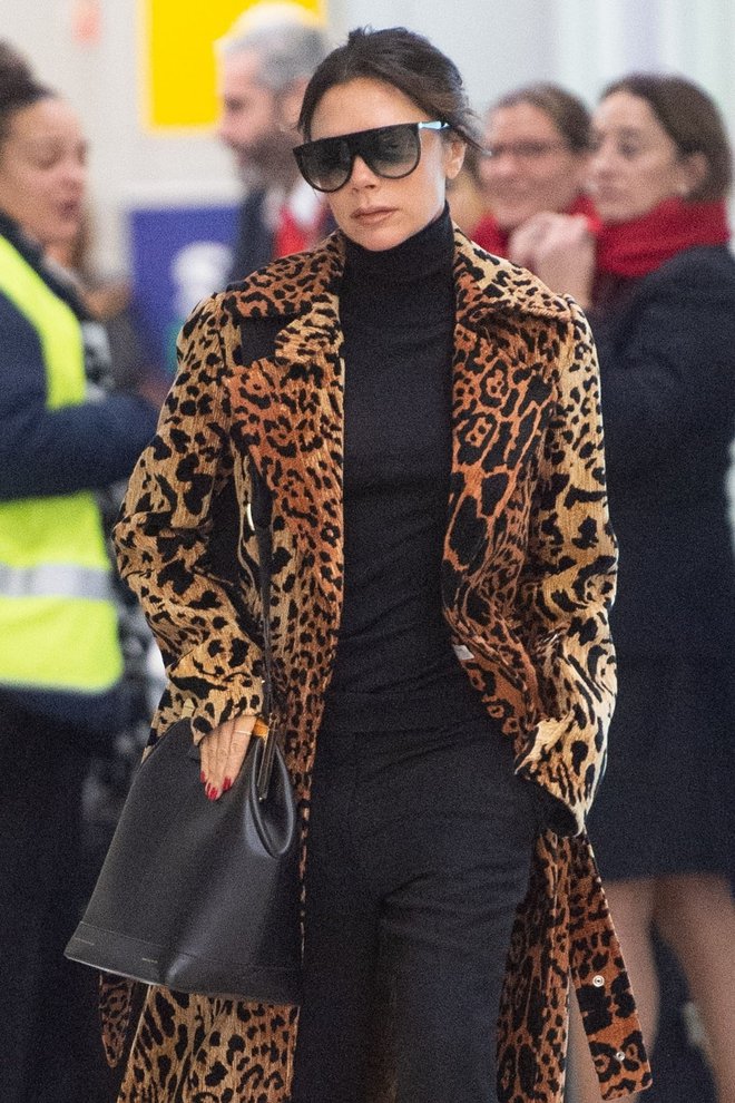 Victoria Beckham prisega na plašč z živalskim vzorcem. FOTO: Profimedia