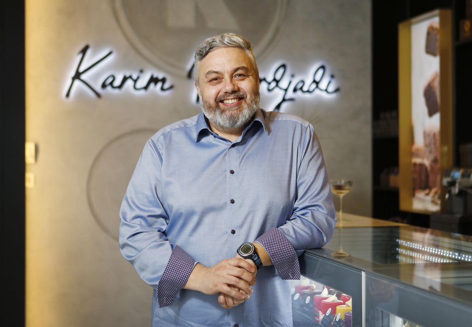 Fotografija: Tudi Karim Merdjadi v svoji slaščičarni Atelier Karim pripravlja znamenito francosko sladico. FOTO: Leon Vidic