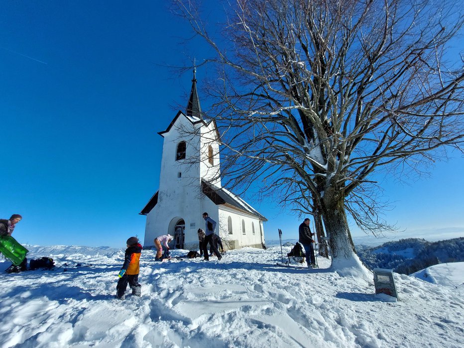 Fotografija: Na vrhu nas pozdravi srednjeveška cerkvica.  FOTO: Janez Mihovec