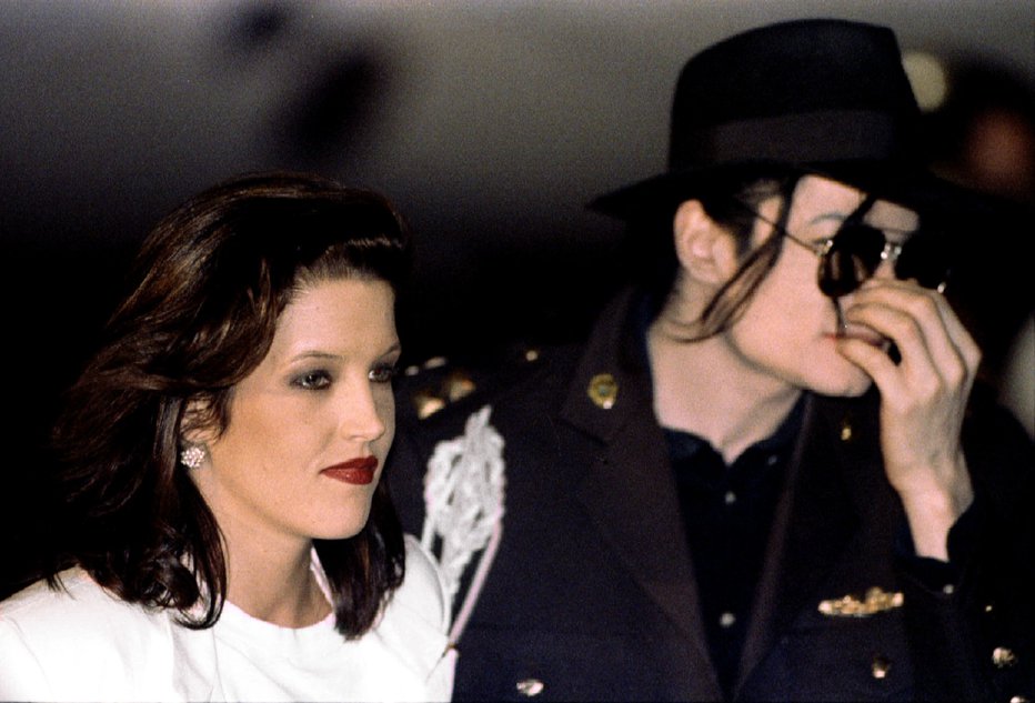 Fotografija: Poroka Michaela Jacksona in Lise Marie Presley je bila za večino veliko presenečenje. FOTO: Stringer/reuters
