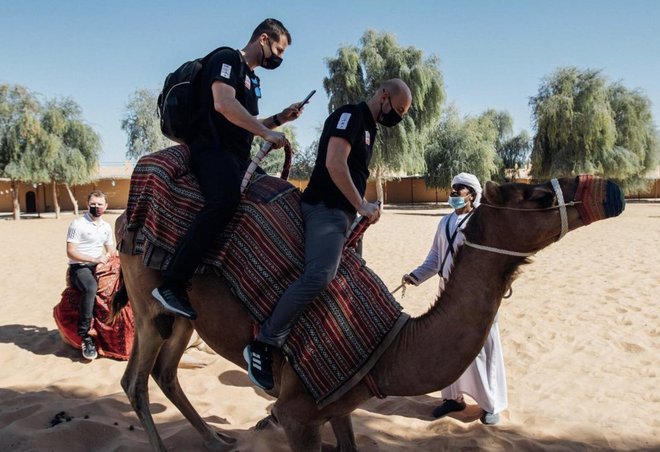 Včasih kolo zamenja za kamelo. FOTO: osebni arhiv/Instagram