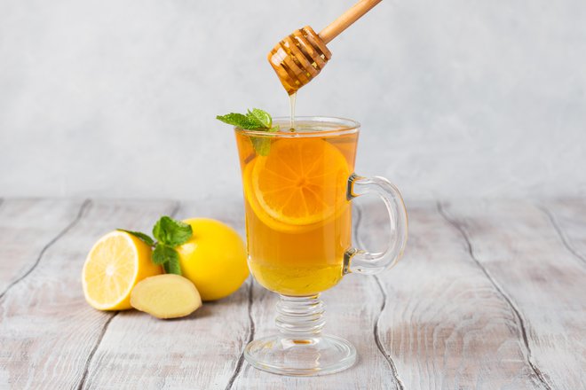Med prebolevanjem virusnih okužb je treba piti dovolj tekočine, najbolje zeliščnih čajev z medom in limono. FOTO: Shutterstock