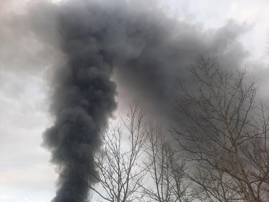 Fotografija: Temen dim, ki je nastal zaradi požara. FOTO: Janez Tomažič