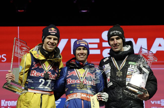 Timi Zajc (desno) si je za zlatim Stefanom Kraftom (na sredini) in srebrnim Nemcem Andreasom Wellingerjem (levo) na Kulmu priletel bronasto kolajno. FOTO: Leonhard Föger/Reuters