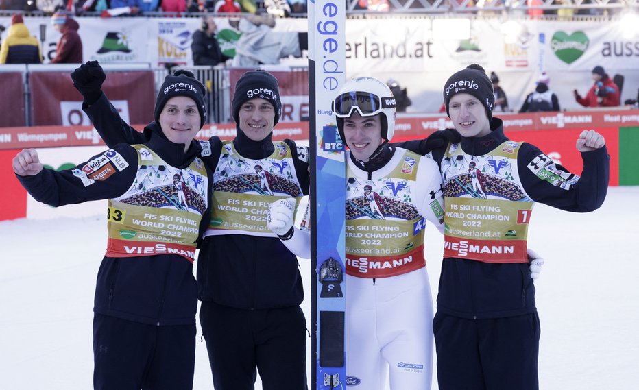 Fotografija: Domen Prevc, Peter Prevc, Timi Zajc in Lovro Kos so se včeraj veselili naslova moštvenih svetovnih prvakov. FOTO: Leonhard Föger/Reuters