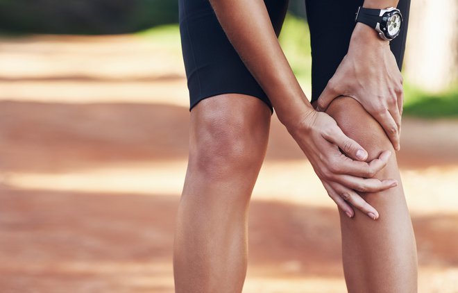 Pri težavah s kolenom lahko pomagajo mrzli obkladki. FOTO: Peopleimages/Getty Images