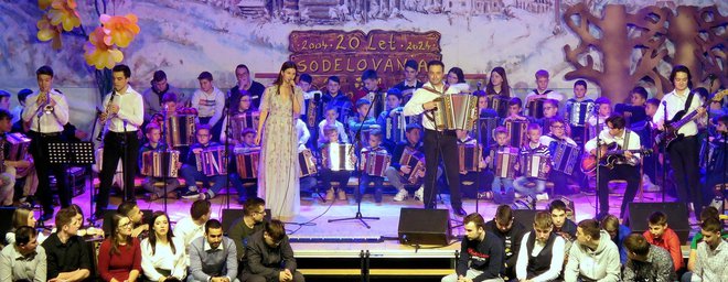 Družinski kvintet Sotošek v družbi skoraj sto harmonikarjev in pevke Eve Kokot FOTO: Boris Kovačič