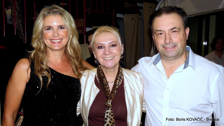 Fotografija: Bernarda Žarn z zakoncema Darjo in Tonijem Sotoškom FOTO: Boris Kovačič