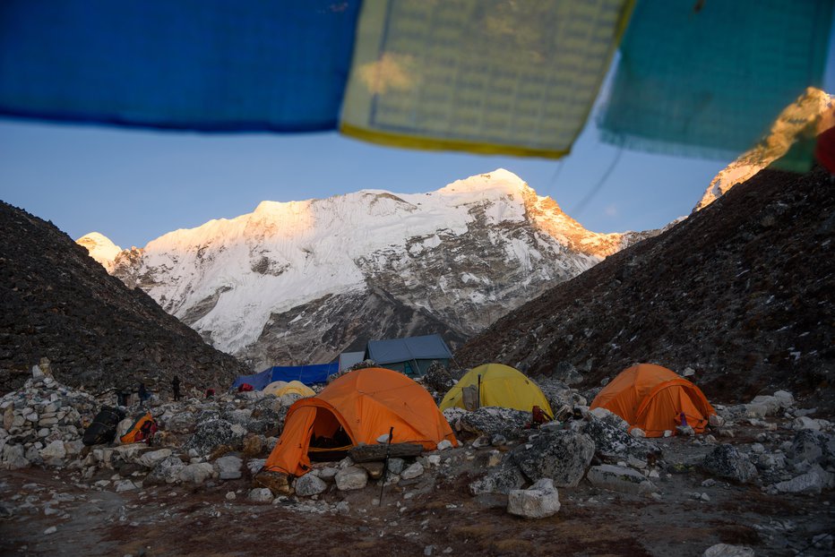Fotografija: Južni tabor je v Nepalu, severni na Kitajskem. FOTO: Jaturapat Suasongsin/Getty Images