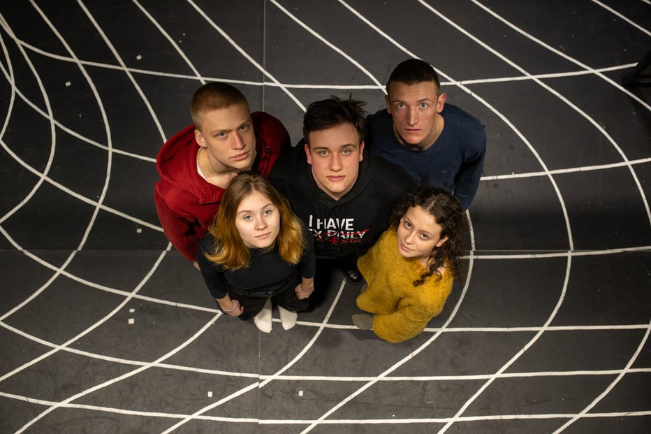 Fotografija: Z leve proti desni: Elizaveta Klochkova, April Kotnik, Natan Pajić, Marko Engelman in Adrian Grošelj. FOTO: Voranc Vogel