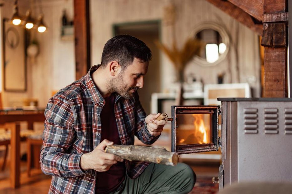 Fotografija: Številni pravijo, da ni prijetnejše toplote, kot je tista, ki jo dajejo drva v kaminu. FOTO: Branislav Nenin, Shutterstock
