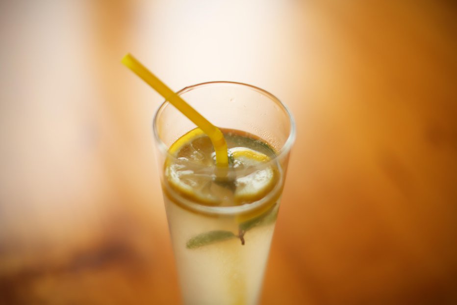 Fotografija: Če ste v baru ali restavraciji in vidite natakarje za pultom, ki se z golimi rokami dotikajo limone, je bolje, da se odrečete tej rezinici.  FOTO: Jure Eržen
