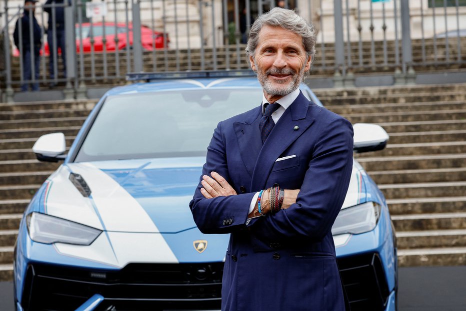 Fotografija: Lamborghinijev prvi mož Stephan Winkelmann ob predaji modela urus italijanski policiji v Rimu. FOTO: Remo Casilli/Reuters