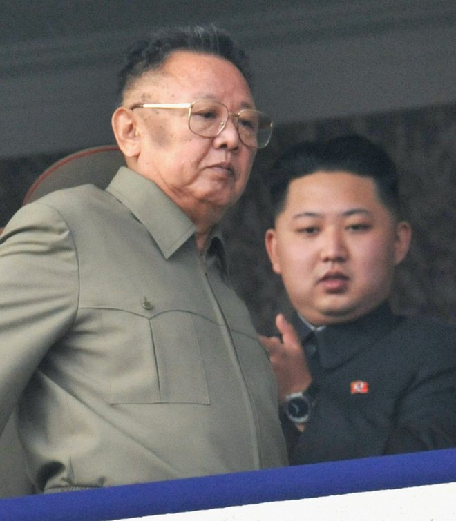Kim Džong Il (levo) velja za boga, posledično je njegov sin in aktualni vodja božji sin. FOTO: Reuters