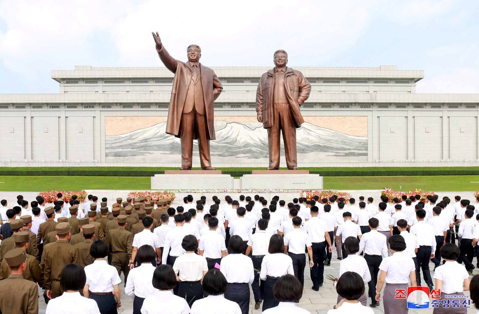 Fotografija: Ustanovitelj Severne Koreje Kim Il Sung (levo) je borove storže spremenil v ročne granate. FOTO: Reuters