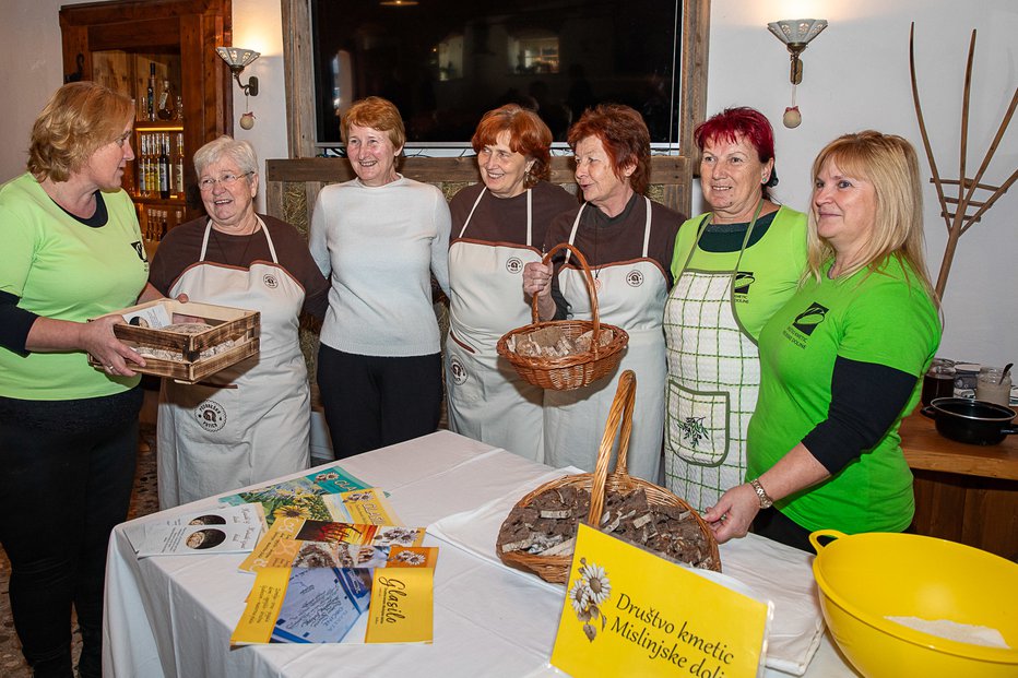 Fotografija: Mojstrice peke podbreške potice so gostjam iz Slovenj Gradca v prijetnem klepetu postregle svojo specialiteto. FOTOGRAFIJE: Tina Jeglič