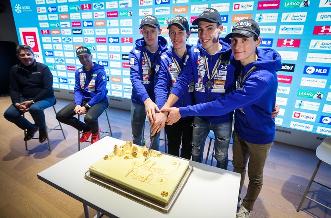 Po vrnitvi iz Bad Mitterndorfa je Peter Prevc skupaj z Lovrom Kosom, Timijem Zajcem in Domnom Prevcem zarezal v torto svetovnih prvakov. FOTO: Matej Družnik
