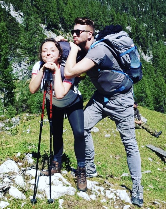 Z Robertom Roškarjem sta nepogrešljiva naveza, naj bo v gorah ali na radiu. Foto: osebni arhiv/Instagram