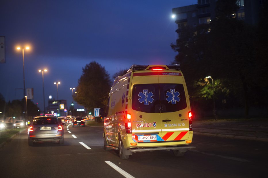 Fotografija: Reševalci so motorista prepeljali v Splošno bolnišnico Šempeter pri Gorici. Foto: Jure Eržen/delo