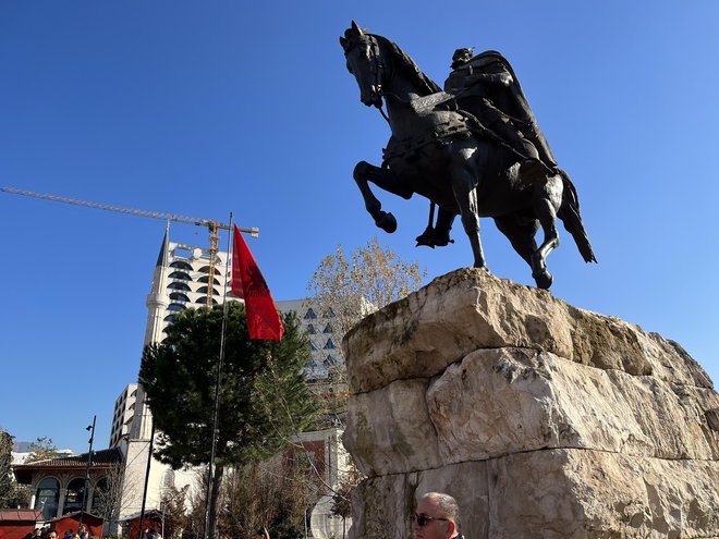 Veličastni kip albanskega junaka Skenderbega. FOTO: Albina Podbevšek