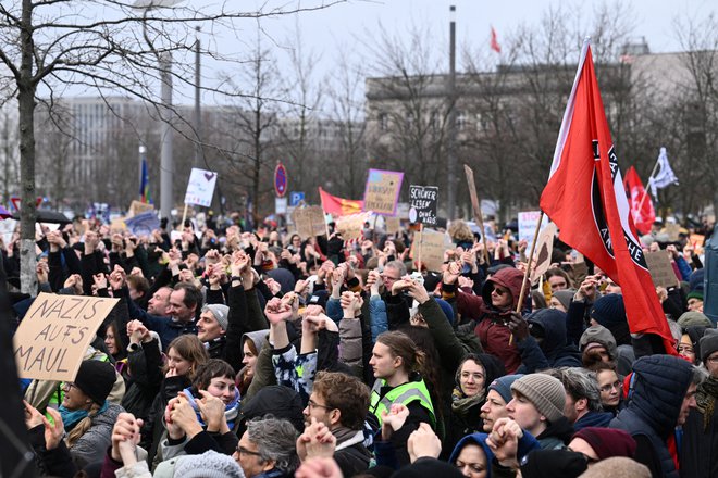 Že približno tri tedne se po vsej Nemčiji na ulice odpravlja več deset tisoč ljudi. FOTO: Annegret Hilse Reuters