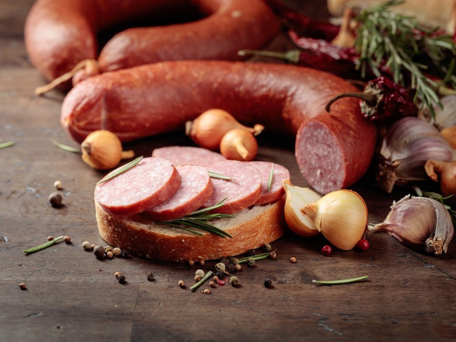 Fotografija: Predelano meso, kot je slanina ali klobase, vsebuje veliko soli in maščob. FOTO: Igorr1/getty Images